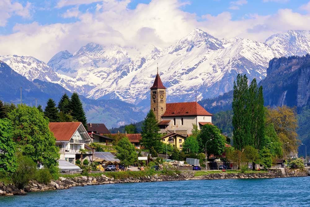 Blick auf Interlaken zwischen Thunersee und Brienzersee mit den Gipfeln der Jungfrau Region im Hintergrund