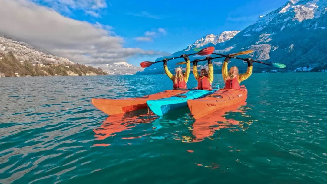 Remeros con traje seco sobre el lago de Brienz en pleno frío invernal