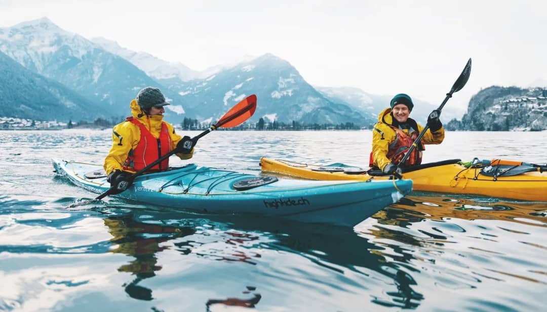 Guía explicando la técnica de remo a principiantes a orillas del lago de Brienz en invierno