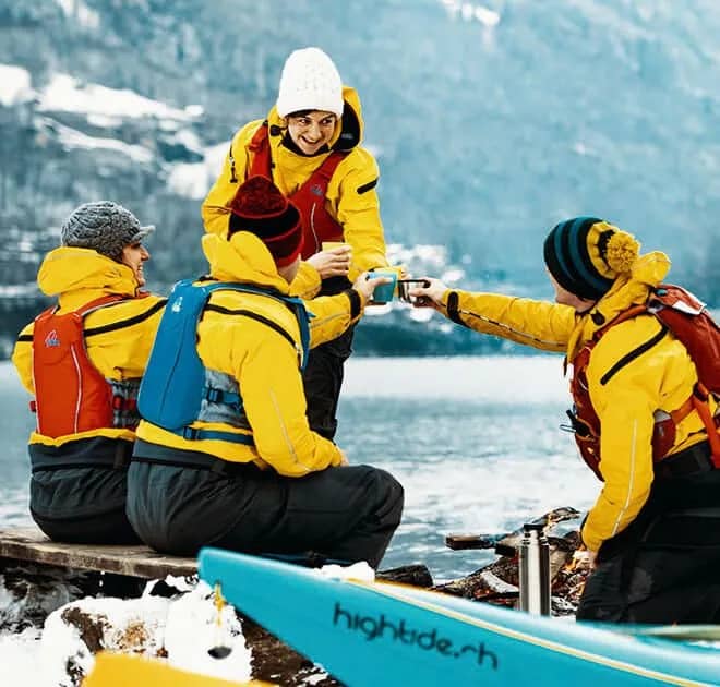 Pueblo suizo tradicional a orillas del lago de Brienz visto desde un kayak en invierno