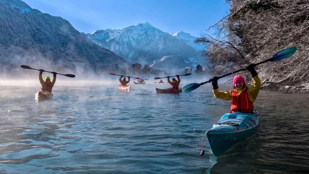 Reflejo de las montañas nevadas sobre el agua turquesa del lago de Brienz en invierno