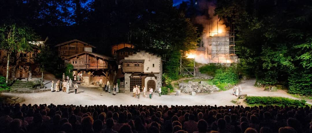 Función nocturna del teatro al aire libre de los Tellspiele con el aforo lleno, festival de verano de Interlaken