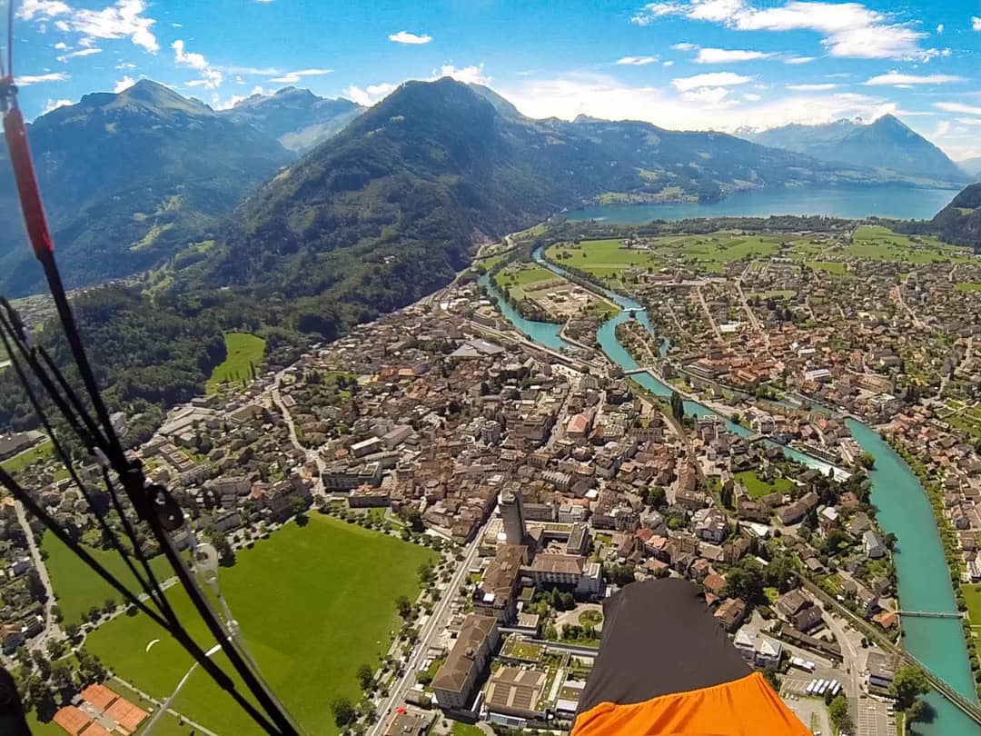 Vista aérea desde un parapente sobre Interlaken, con la Höhematte, el río Aare y el lago de Brienz