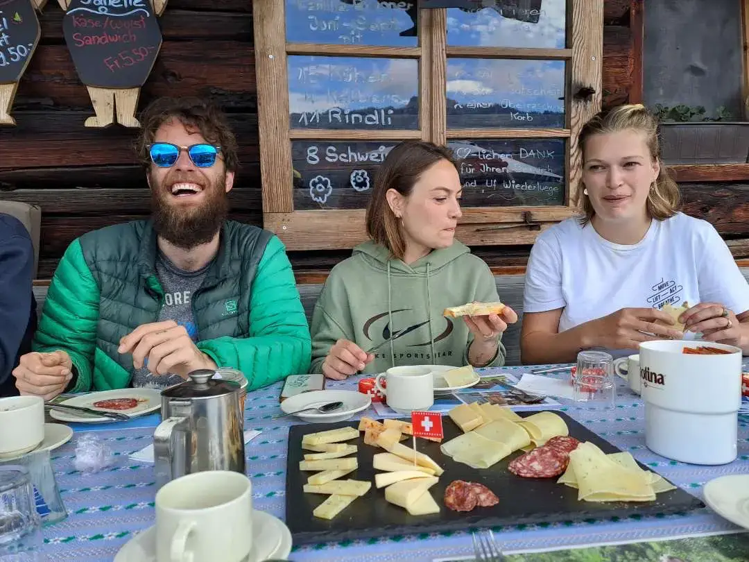 Alpfrühstück in der Schweiz: Was auf den Tisch kommt