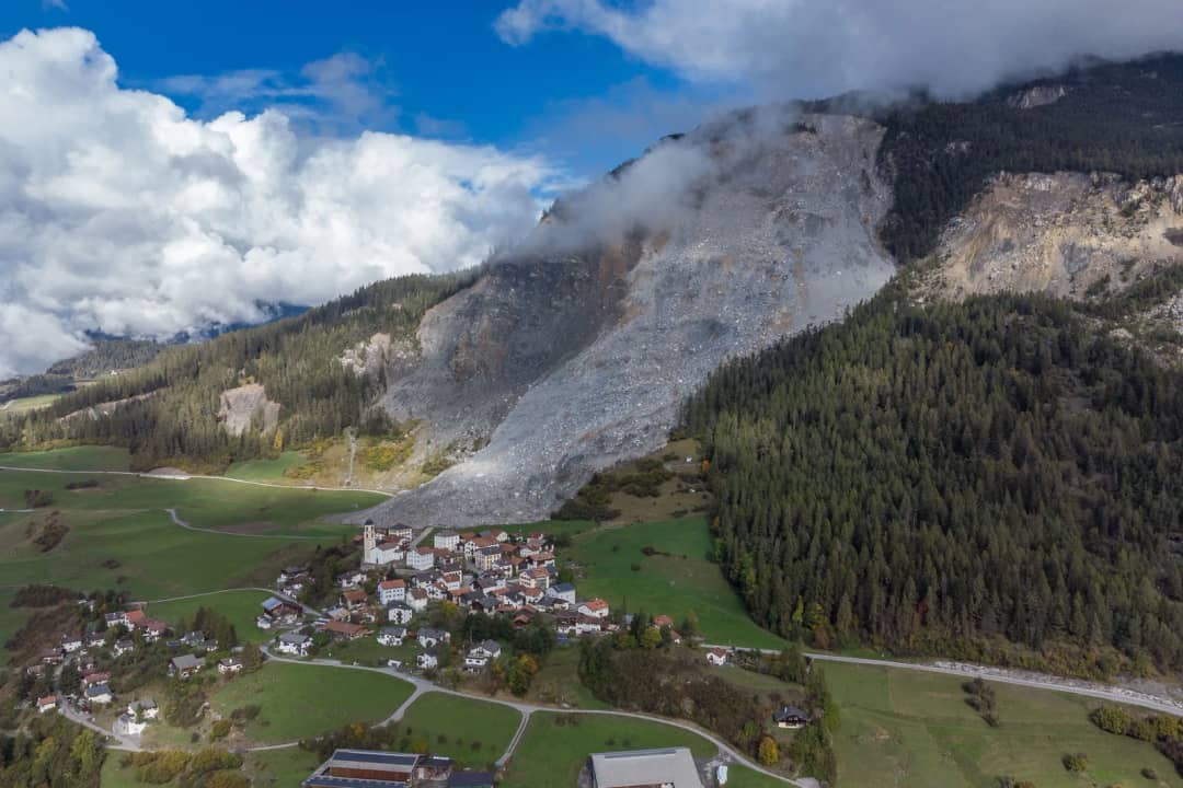 Das Dorf Brienz/Brinzauls im Kanton Graubünden unter dem grauen Rutschhang, aufgenommen im Oktober 2024