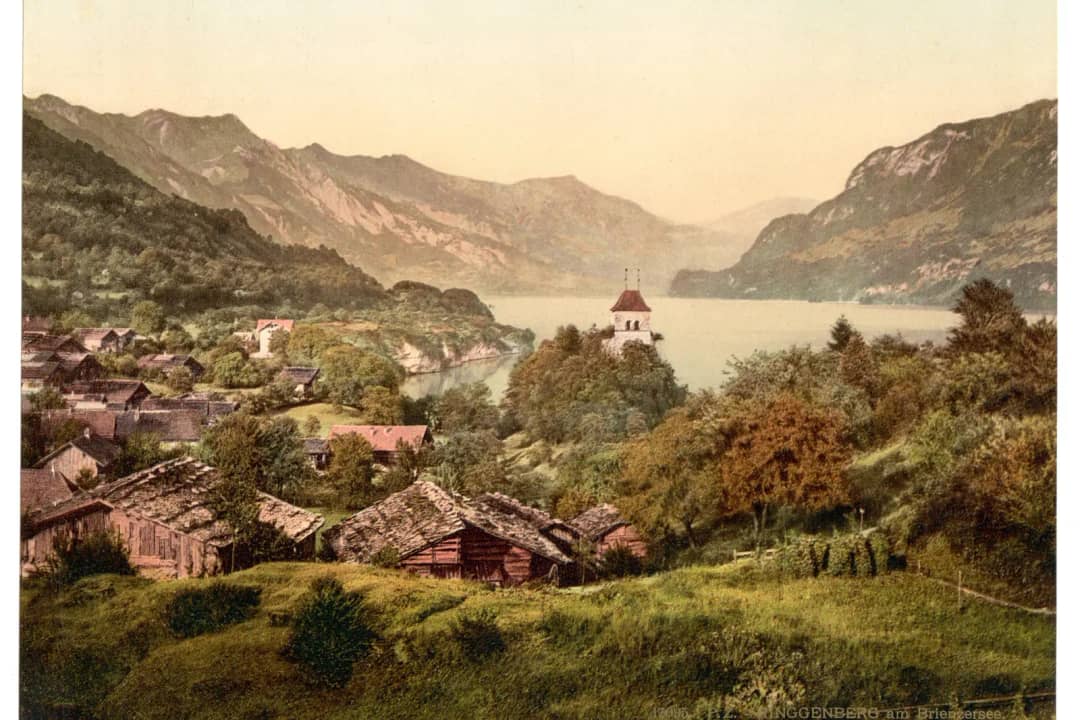 Photochrom um 1900 von Ringgenberg mit der Kirche auf dem BurghĂĽgel ĂĽber dem Brienzersee im Berner Oberland
