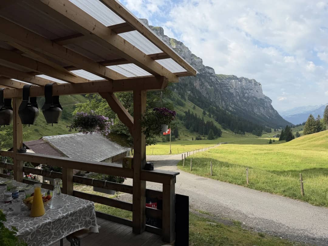 Table du petit-déjeuner sous les cloches du chalet d'alpage, comprise dans la visite de ferme à 149 francs