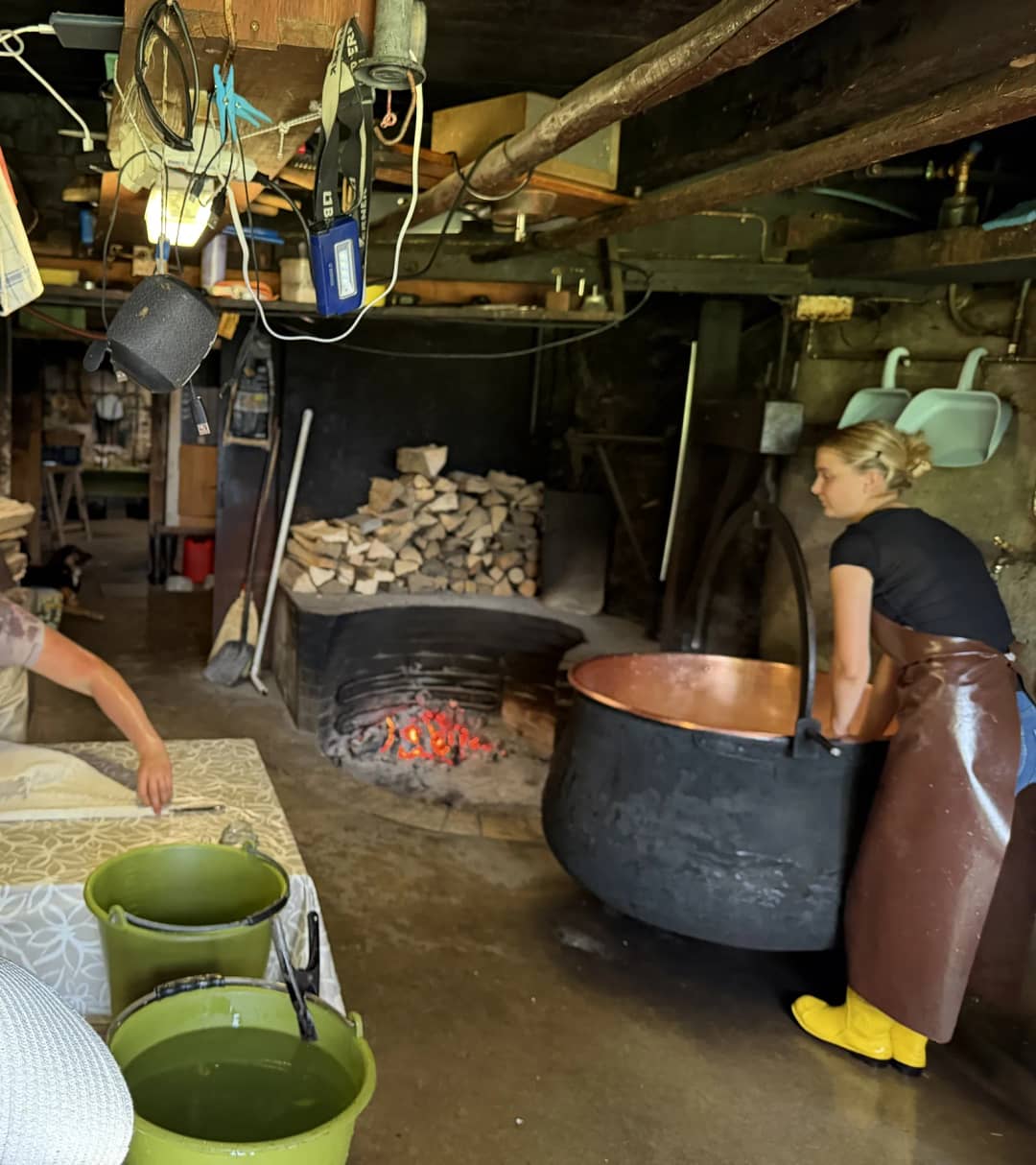 Toile à fromage étalée près du chaudron de cuivre et du feu de bois, la visite guidée incluse dans les CHF 149