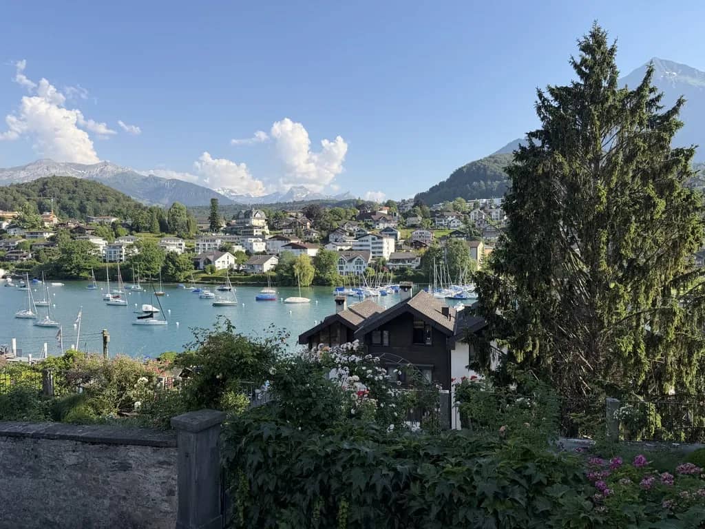 Veleros amarrados en la bahía de Spiez bajo el pueblo y los Alpes, un desvío que merece la pena con o sin vino