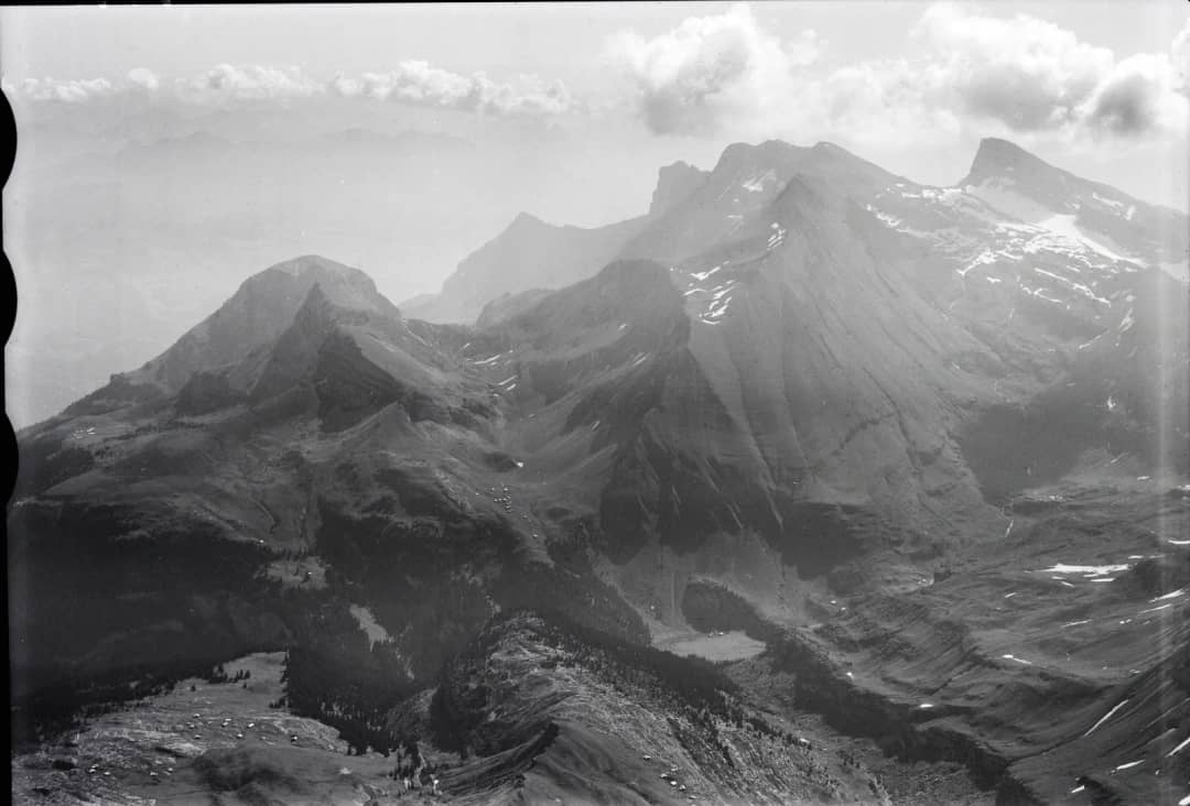 Photo aérienne de 1929 de l'Axalphorn et de l'Oltschiburg, les parois rocheuses au-dessus du sentier du lac