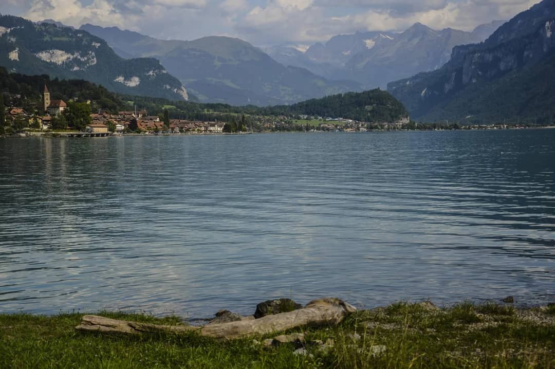 Das Dorf Brienz am Ufer des Brienzersees, der Ort zum Übernachten vor dem frühen Bus zum Hinterburgseeli