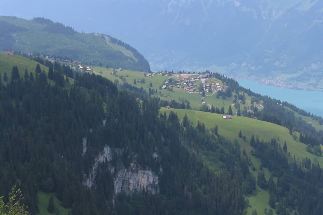 Chalets d'alpage de l'Axalp sur des pâturages au-dessus du lac de Brienz, vus du sentier du Hinterburgseeli