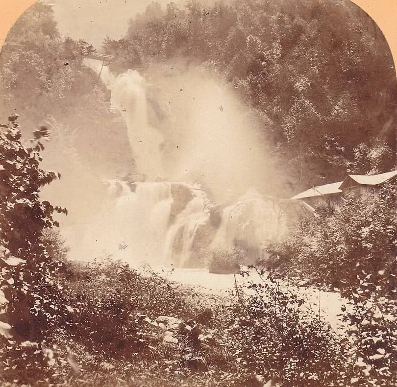 Stereofotografie von A. Gabler aus Interlaken: der untere Reichenbachfall bei Meiringen mit viel Gischt