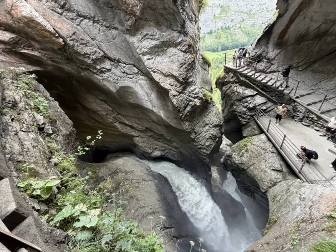 Escaleras y pasarelas talladas en la roca dentro del Trümmelbach, con el torrente glaciar por debajo