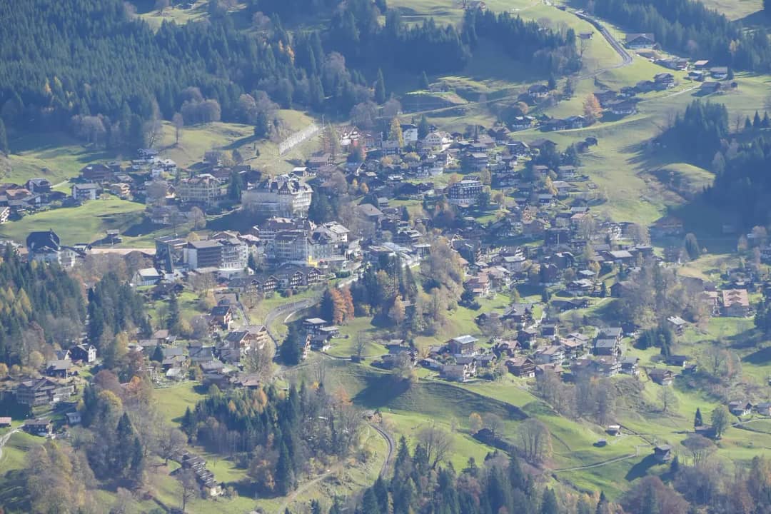 El pueblo de Wengen en su terraza sobre el valle de Lauterbrunnen, visto desde Isenfluh en otoño