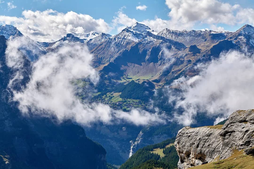 El valle de Lauterbrunnen visto desde el lado de Mürren, con nubes entre los acantilados en una excursión