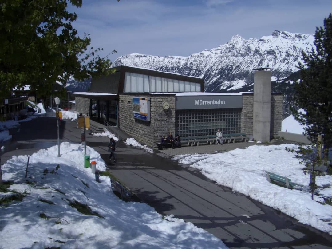 La estación del Mürrenbahn en Mürren bajo la nieve, el punto de llegada de quien sube desde Grütschalp