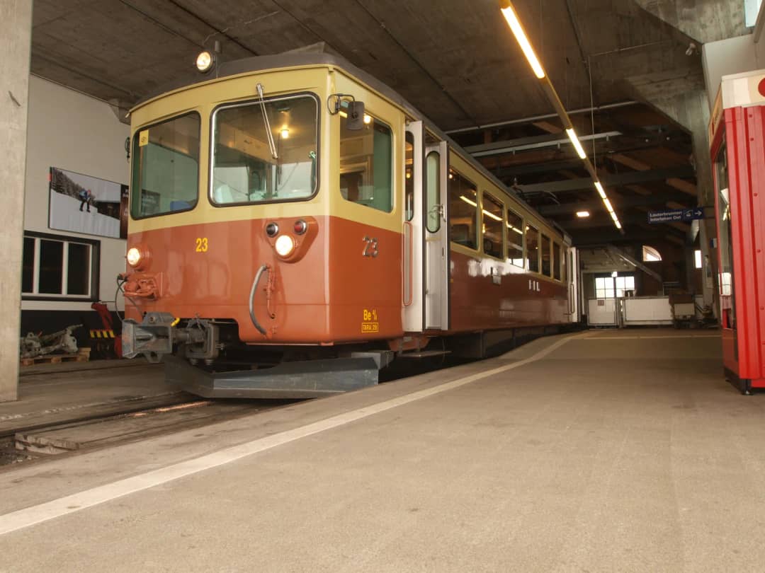 Un automotor del ferrocarril Lauterbrunnen Mürren espera dentro de la cochera de Mürren al final de la línea