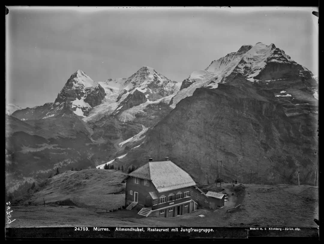 Una vista antigua del Allmendhubel sobre Mürren con el Eiger, el Mönch y la Jungfrau al fondo detrás