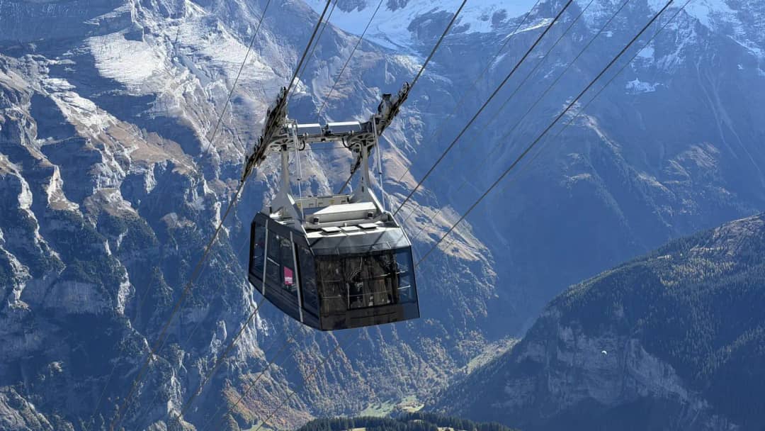 Una cabina de la Schilthornbahn cruza muy por encima del valle de Lauterbrunnen al subir desde Mürren