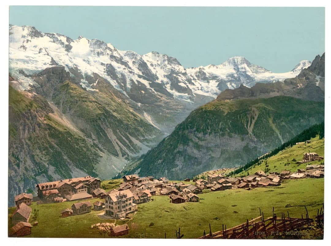 Una fotocromía del pueblo de Mürren en su terraza sobre el valle de Lauterbrunnen, con las cumbres detrás