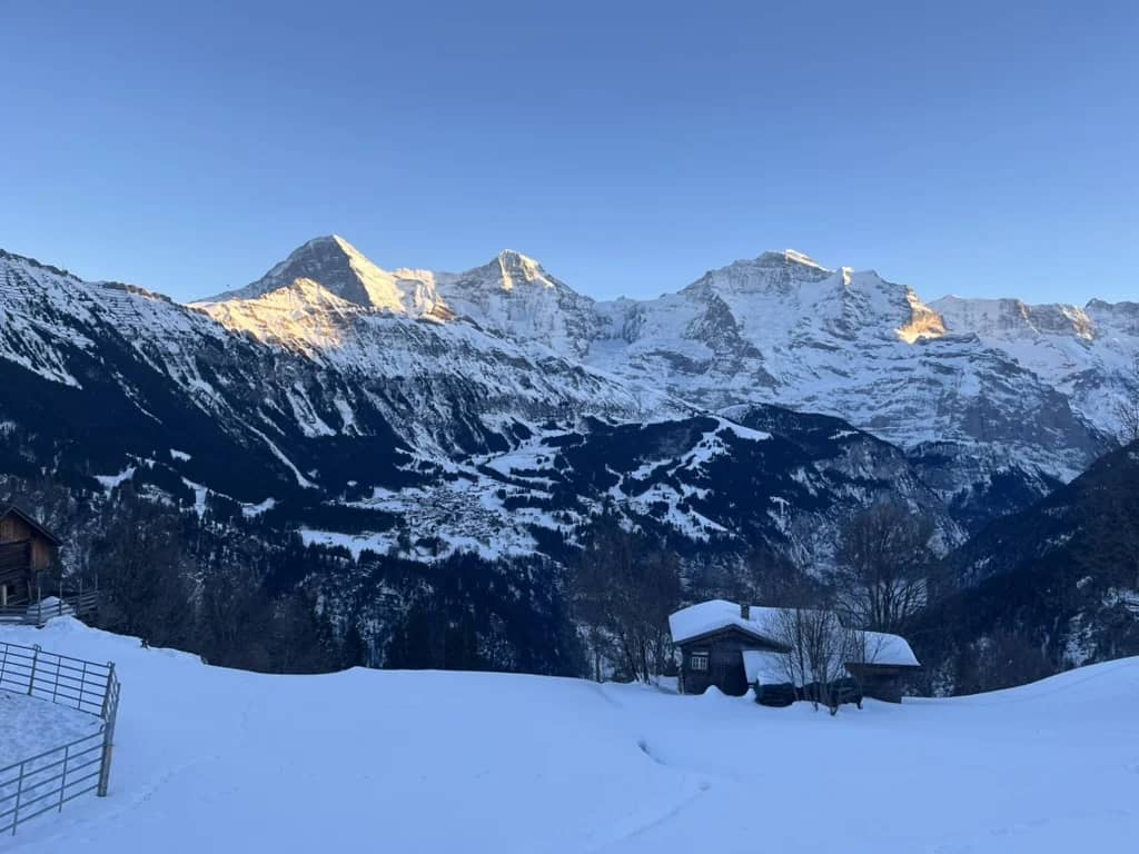 El Eiger, el Mönch y el Jungfrau sobre Lauterbrunnen cubiertos de nieve, vistos desde Sulwald en diciembre