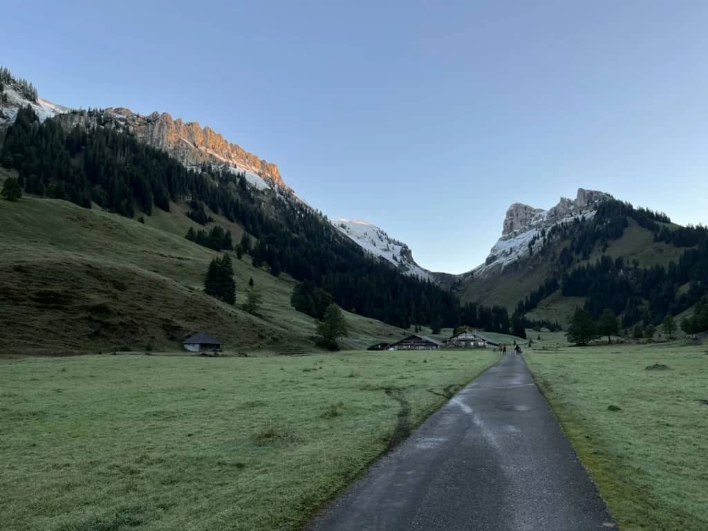 Luz del amanecer sobre la cresta del Justistal a finales de septiembre, el valle y el camino en sombra