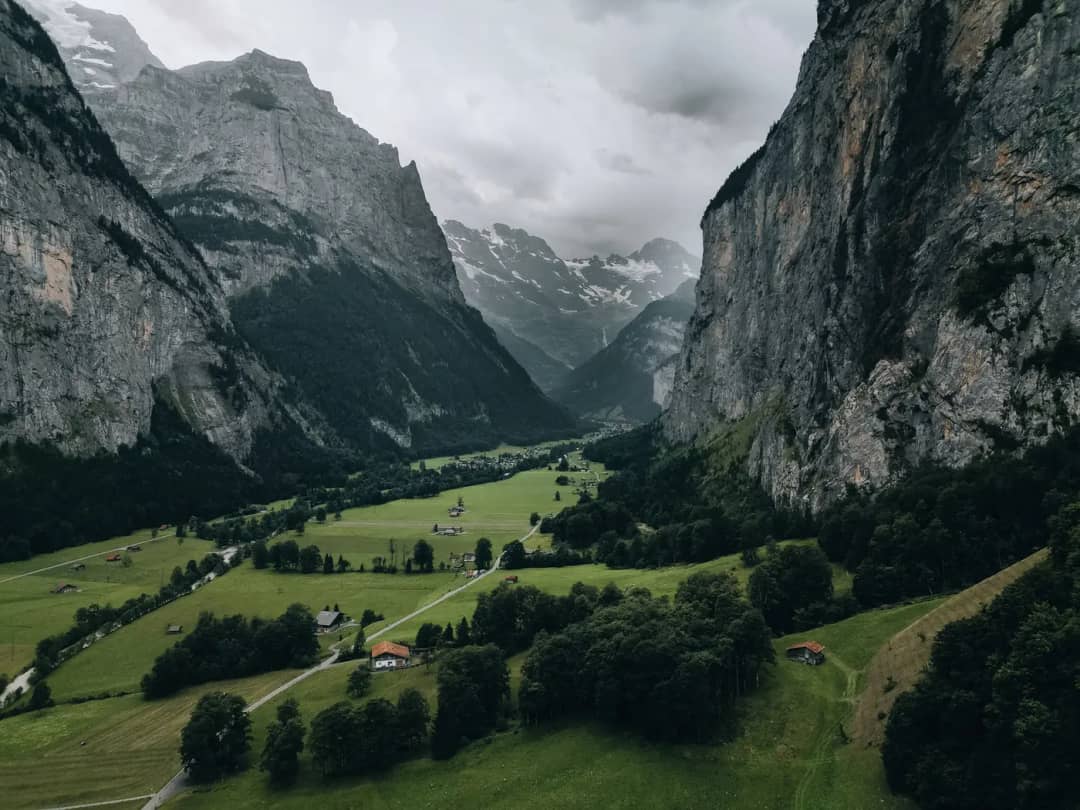 Vue aérienne du fond vert de la vallée de Lauterbrunnen et de la route vers Stechelberg entre hautes falaises