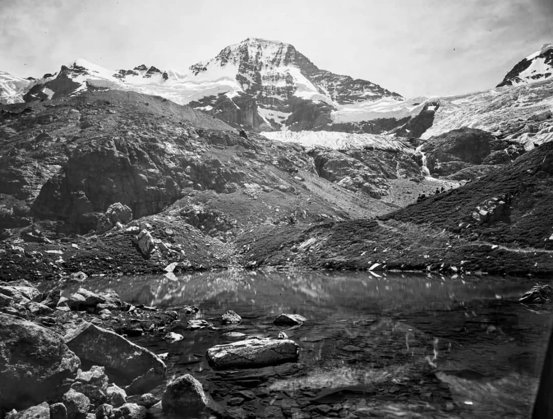 Photographie noir et blanc de 1921 de l'Oberhornsee, avec le Breithorn et ses glaciers en arrière-plan