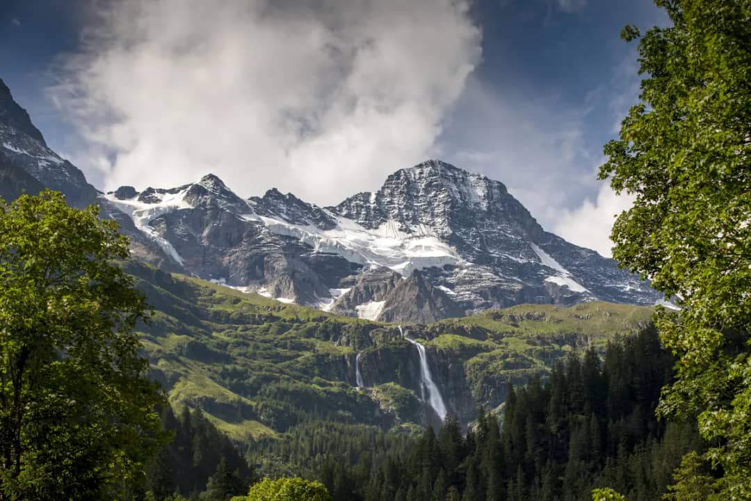 La cascade du Schmadribach tombe sous les glaciers du Breithorn, au fond de la vallée de Lauterbrunnen