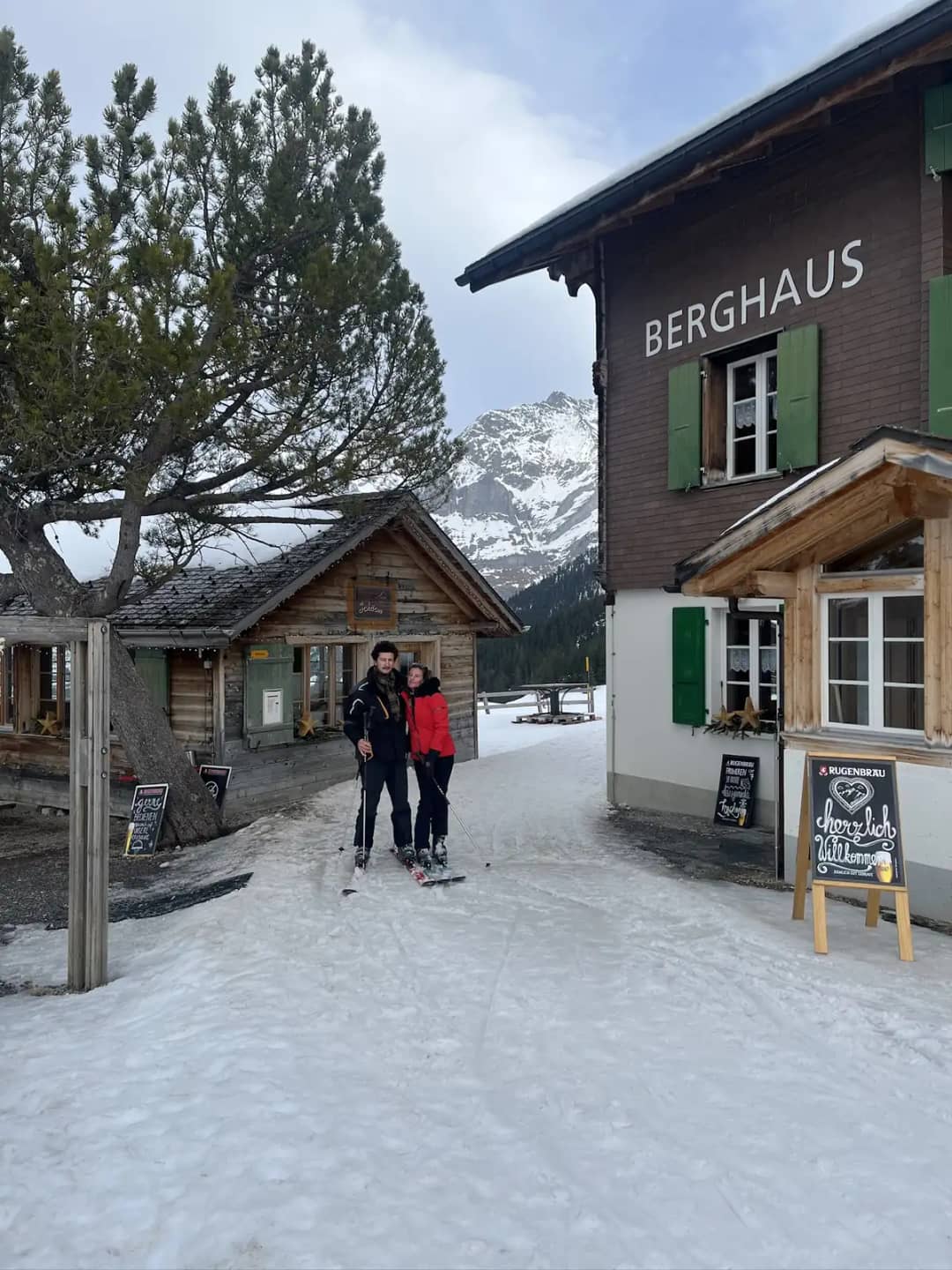 Albergue de madera Berghaus en Alpiglen bajo la nieve, salida de la Eiger Run by Night sobre Grindelwald