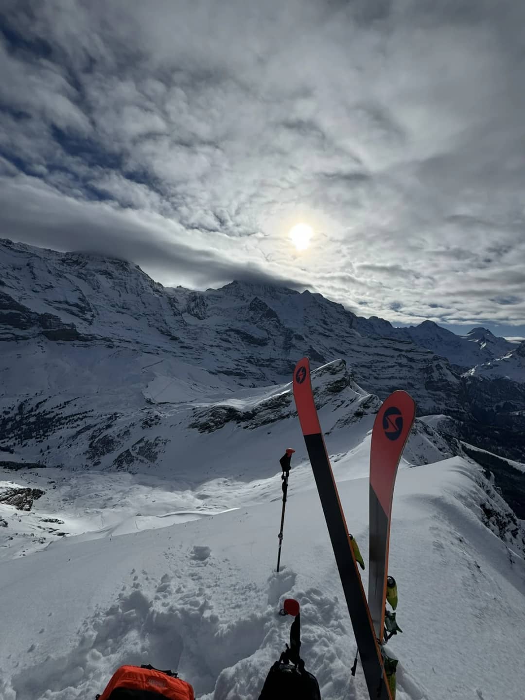 Esquís clavados en la nieve en la cresta entre el Männlichen y el Tschuggen, esquí en la región de la Jungfrau