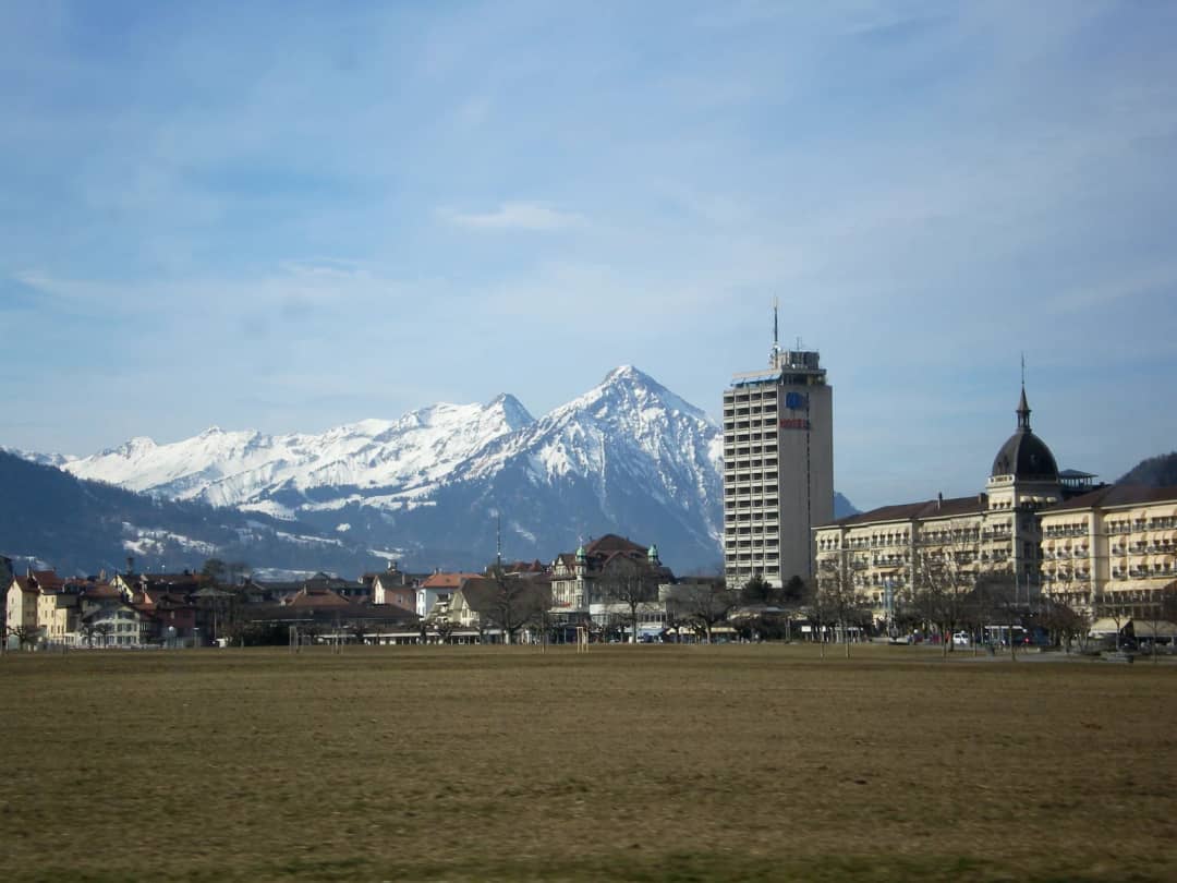 La Höhematte y los hoteles del Höheweg en febrero bajo cumbres nevadas, lugar de los eventos de invierno
