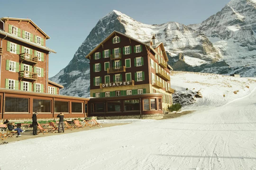 Zwei alte Hotels auf der Kleinen Scheidegg unter der Eiger-Nordwand im Schnee, Ziel der Winterwanderung