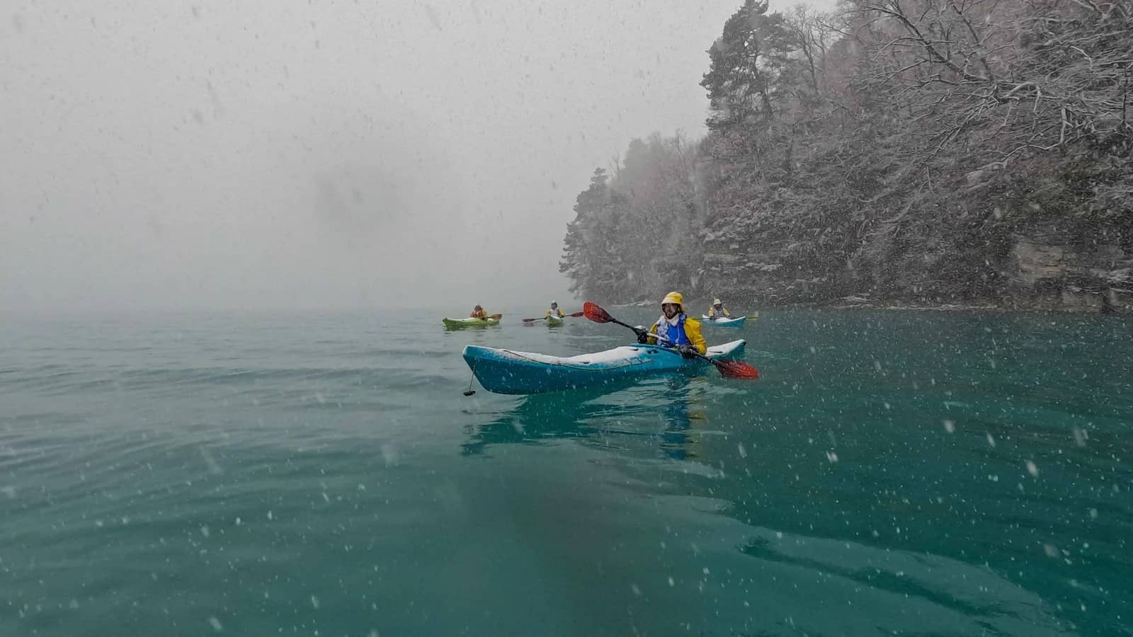 Kayak en invierno en Interlaken: frío, niebla y horario