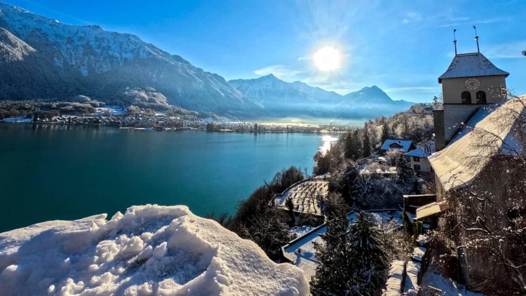 Iglesia del castillo de Ringgenberg con nieve en la roca sobre el lago de Brienz, en la ruta del kayak invernal