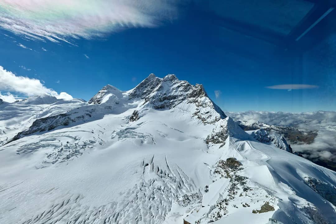 Verschneiter Jungfrau-Gipfel und Gletscher vom Sphinx-Observatorium aus gesehen, unter tiefblauem Himmel