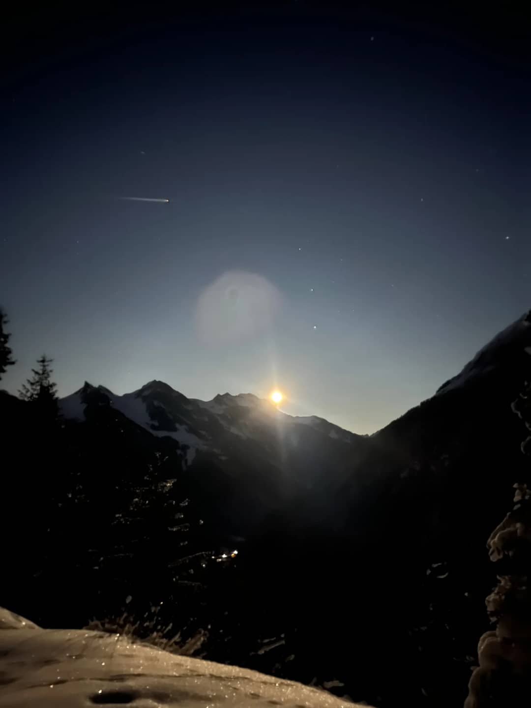 La luna sale sobre el valle de Lauterbrunnen vista desde arriba de Isenfluh de noche, cerca de la pista de trineo