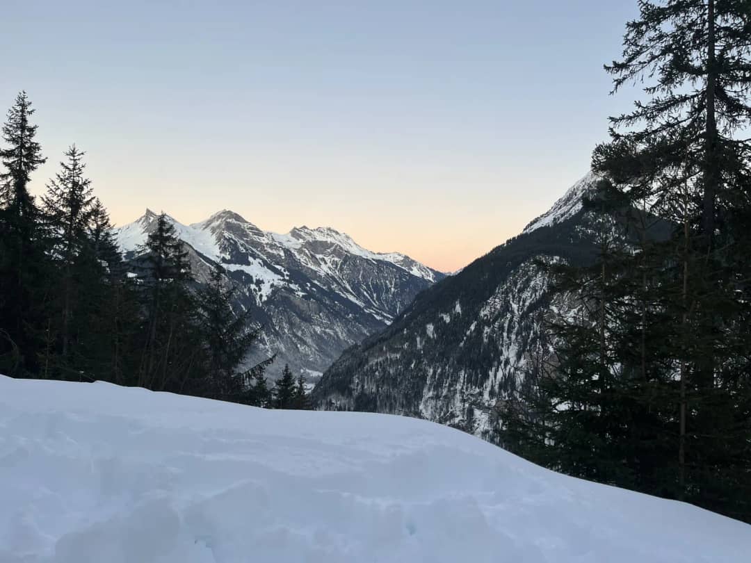 Cielo rosa del atardecer sobre el valle de Lauterbrunnen desde el camino nevado sobre Isenfluh en diciembre