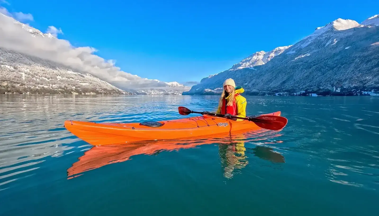 Kayak de invierno en el lago de Brienz, Interlaken: cumbres nevadas y agua en silencio