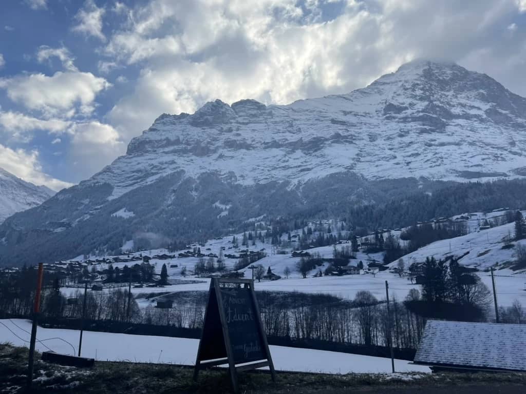 La cara norte nevada del Eiger sobre los campos y chalés de Grindelwald, una mañana nublada de diciembre