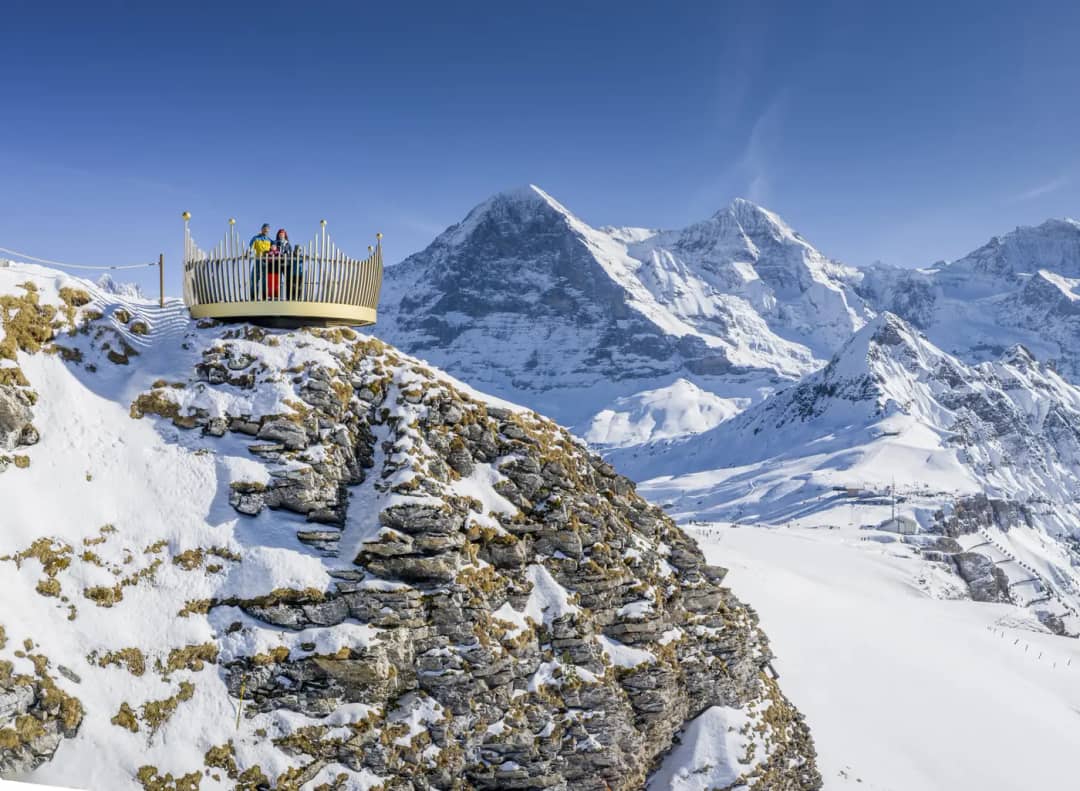 Plataforma mirador en la cumbre del Männlichen sobre laderas nevadas, frente al Eiger, el Mönch y el Jungfrau