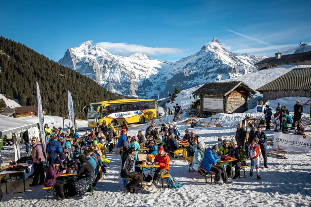 Persona en Velogemel compitiendo sobre la nieve en Bussalp, sobre Grindelwald, en el campeonato del mundo