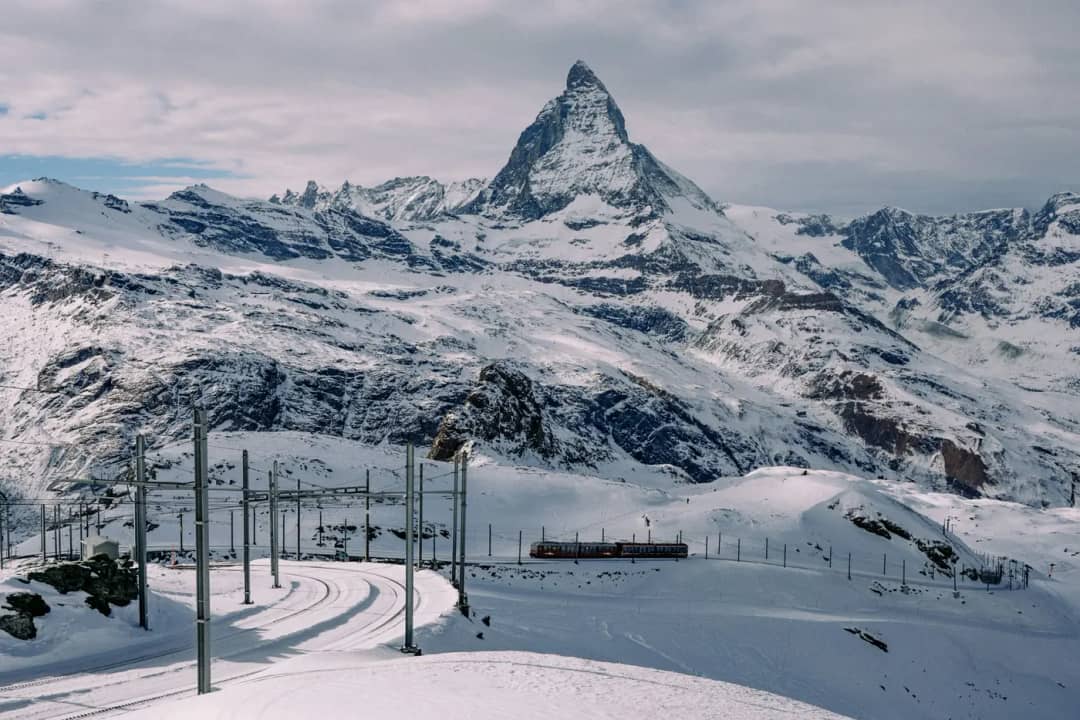 Gornergrat Bahn im Schnee unter dem Matterhorn oberhalb von Zermatt, höchster Schlittelstart im Ratgeber