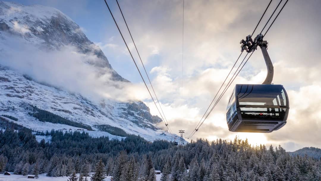 Kabine des Eiger Express steigt aus Grindelwald unter der Eiger-Nordwand auf, die Bahn Richtung Jungfraujoch